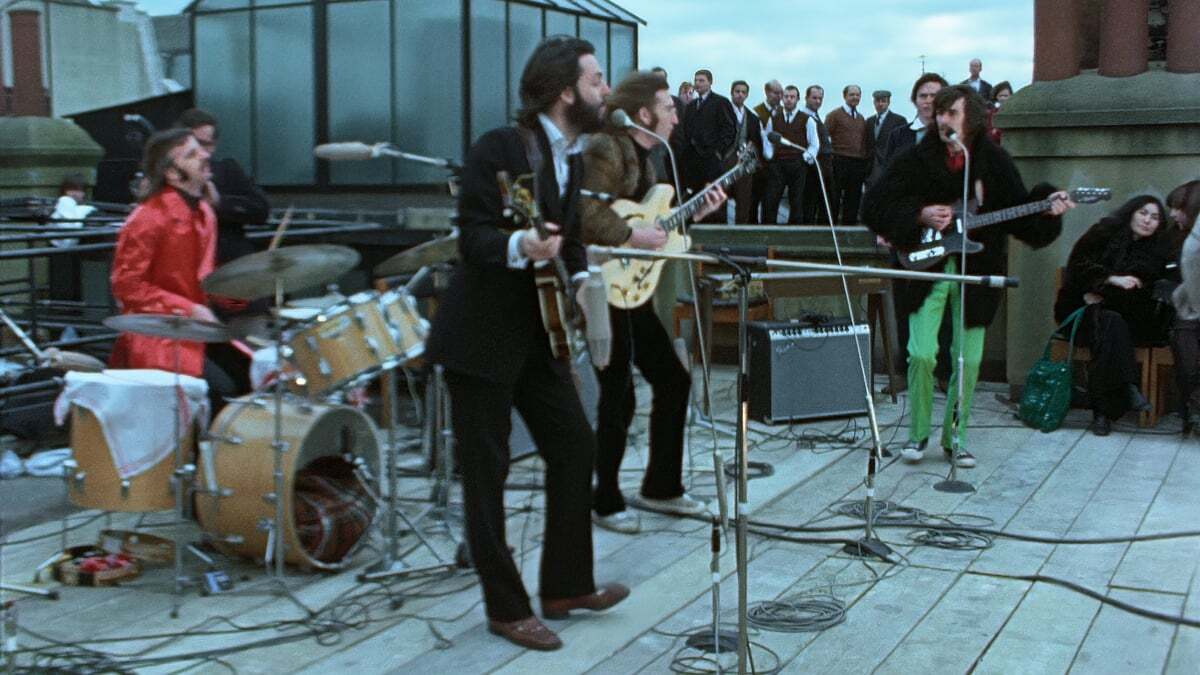 The Beatles grabados en su concierto en el tejado del edificio Apple. (DISNEY+) The Beatles grabados en su concierto en el tejado del edificio Apple. DISNEY+