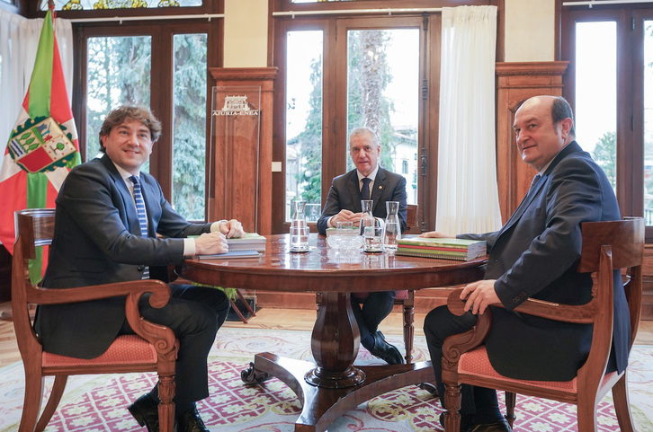 Eneko Andueza, con Iñigo Urkullu y Andoni Ortuzar en la reunión previa a la campaña en Ajuria Enea.