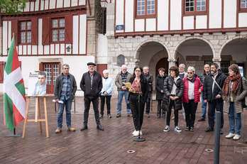 Anza familia, Urruñako auzapeza eta militante donostiarraren lagunak ondoan zituela hitza hartu du agerraldian Maritxu Paulus Basurco abokatuak.