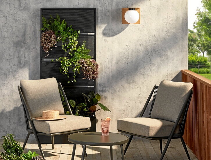 Al igual que sucede en el interior de las viviendas, las decoraciones actuales en terrazas y balcones son muy minimalistas, al tiempo que los huertos verticales contribuyen al aprovechamiento del espacio.