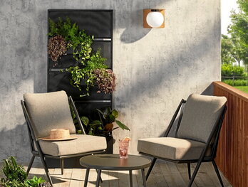 Al igual que sucede en el interior de las viviendas, las decoraciones actuales en terrazas y balcones son muy minimalistas, al tiempo que los huertos verticales contribuyen al aprovechamiento del espacio.