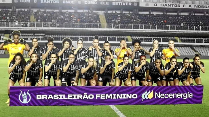 Ezkerrean, Corinthians taldeko jokalarien protesta. Goian, Kleiton Lima entrenatzailea, Brasil eta Noruega taldeen arteko 2011. urteko partidan batean.