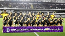 Ezkerrean, Corinthians taldeko jokalarien protesta. Goian, Kleiton Lima entrenatzailea, Brasil eta Noruega taldeen arteko 2011. urteko partidan batean.