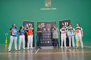 Bartzelonan zegoen Naroa Agirreren faltan, asteazkenean aukeratu zituzten finalean erabiliko dituzten pilotak Antzuolako pilotalekuan.