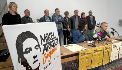 Integrantes de la plataforma y familiares de Mikel Arregi, una de las víctimas del Estado reconocidas.