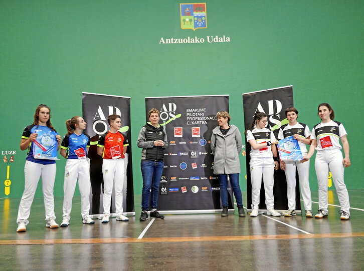 Bartzelonan zegoen Naroa Agirreren faltan, asteazkenean aukeratu zituzten finalean erabiliko dituzten pilotak Antzuolako pilotalekuan.