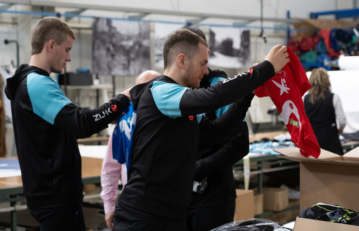 Unai Laso eta Jon Mariezkurrena arropa berriak ikuskatzen.