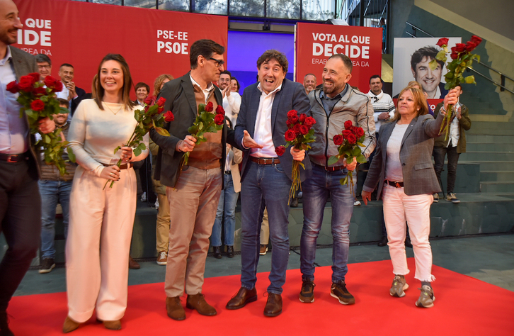Illa, Andueza, Denis Itxaso y la parlamentaria Miren Illarramendi, esta tarde en Eibar.