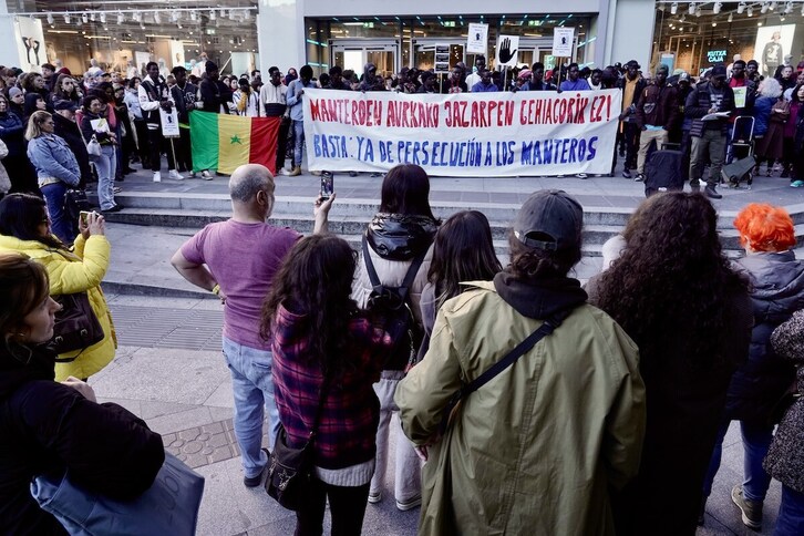 Concentración en la Plaza Circular de Bilbo contra el acoso de migrantes que se dedican a la venta ambulante.