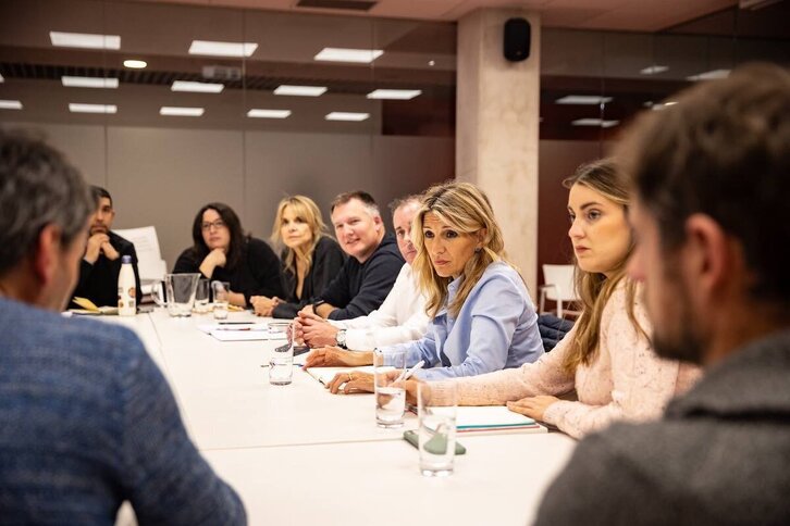 Yolanda Díaz y Alba García, en el encuentro con trabajadores de ambulancias.