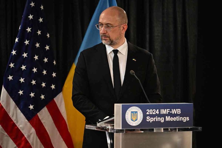 Denys Shmyhal, primer ministro ucraniano, hablando en una rueda de prensa en la sede del Banco Mundial en Washington DC.