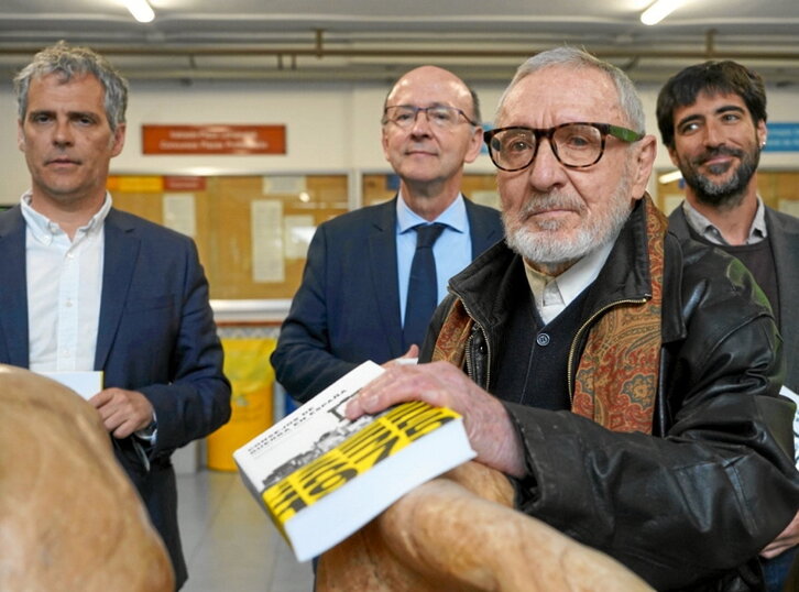 Miguel Castells, con el  libro en la mano.