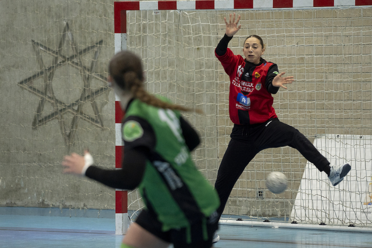 Luzuriaga ha empezado el partido bajo palos pero luego ha sido sustituida por Encinas.