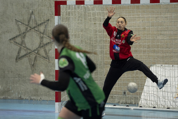 Luzuriaga ha empezado el partido bajo palos pero luego ha sido sustituida por Encinas.