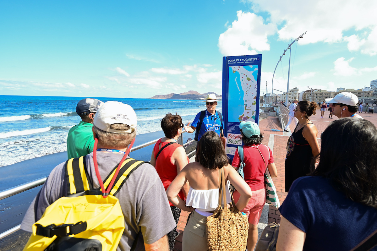 Turistas en una visita guiada en Las Palmas de Gran Canaria. (Europa Press)