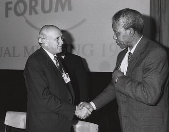 De Klerk y Mandela se estrechan la mano en el Foro Económico Mundial. 