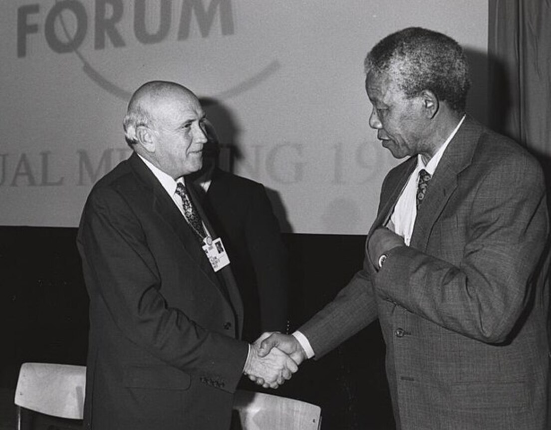 De Klerk y Mandela se estrechan la mano en el Foro Económico Mundial.