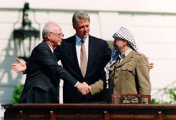 Rabin y Arafat estrechan sus manos en la firma del Acuerdo de Oslo, confirmado en Washington ante el presidente de EEUU Bill Clinton, en septiembre de 1993. (Gobierno Federal de EEUU I WIKIPEDIA)