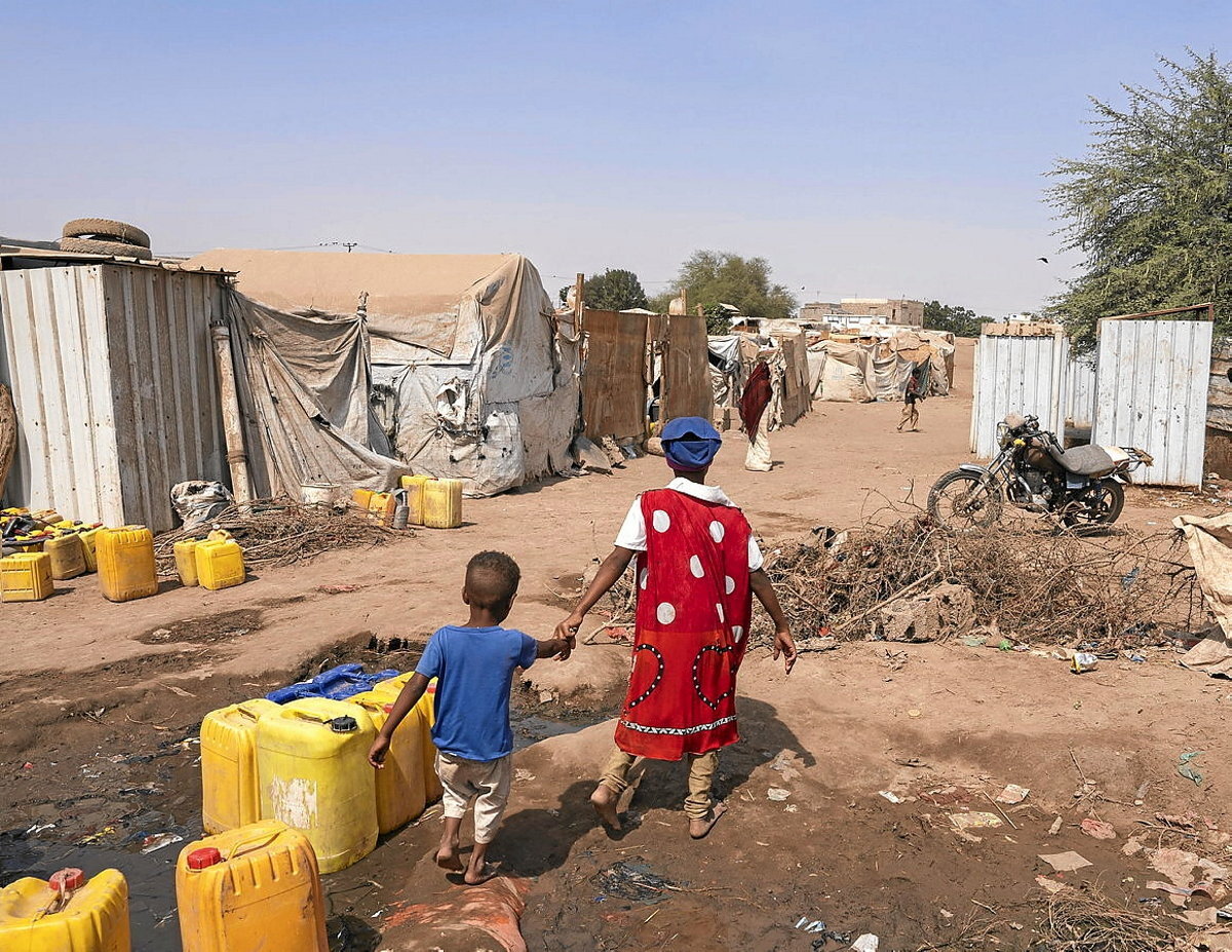 Hondakinen artean materialak bilatzea, eskola uzten duten haur askoren etorkizuna. SAVE THE CHILDREN