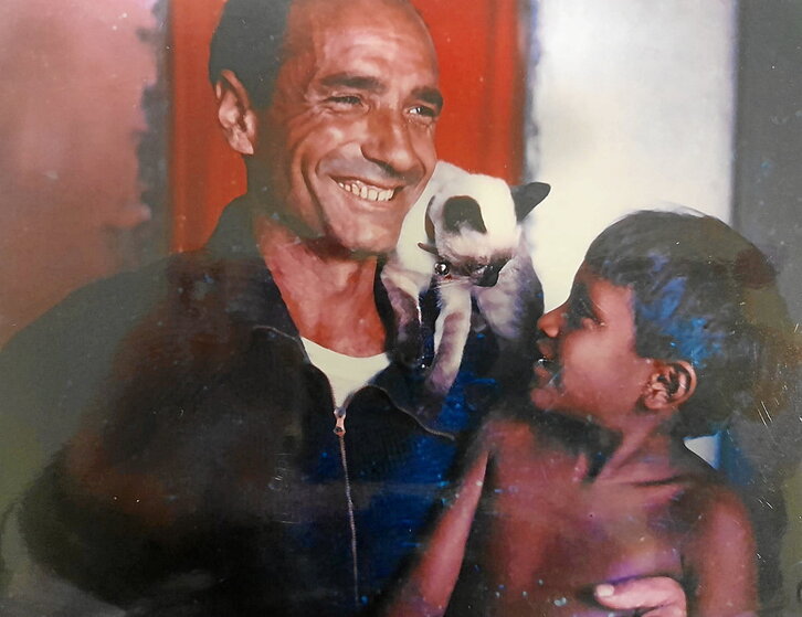 Daniel Barandiaran en 1968 con el niño yanomami, Aushi Posawai. Archivo familiar