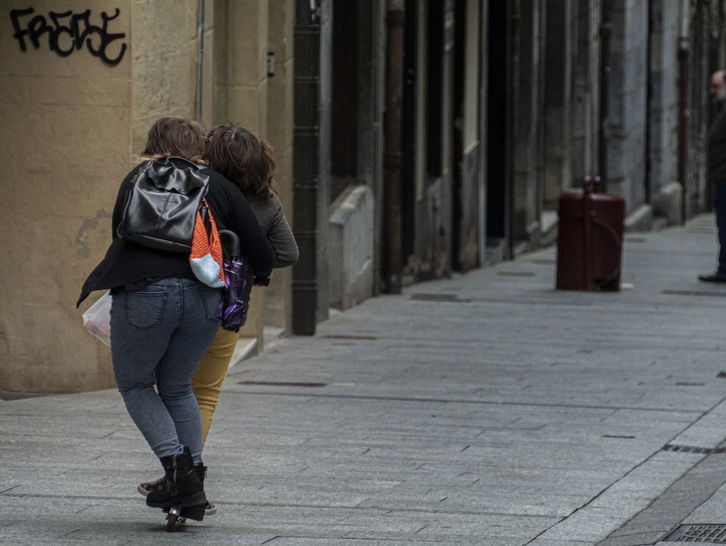 Bi pertsona patinete batean igota.