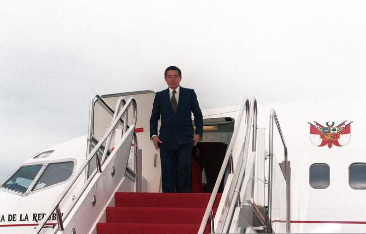 Alberto Fujimori, descendiendo del avión presidencial de Perú en EEUU en 1998.