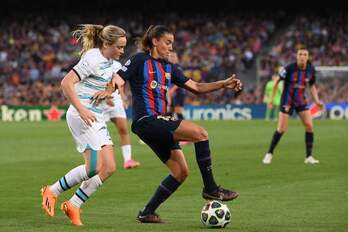 Erin Cuthbert eta Patri Guijarro Chelseak eta Bartzelonak iaz jokatu zuten finalerdietako jokaldi batean.