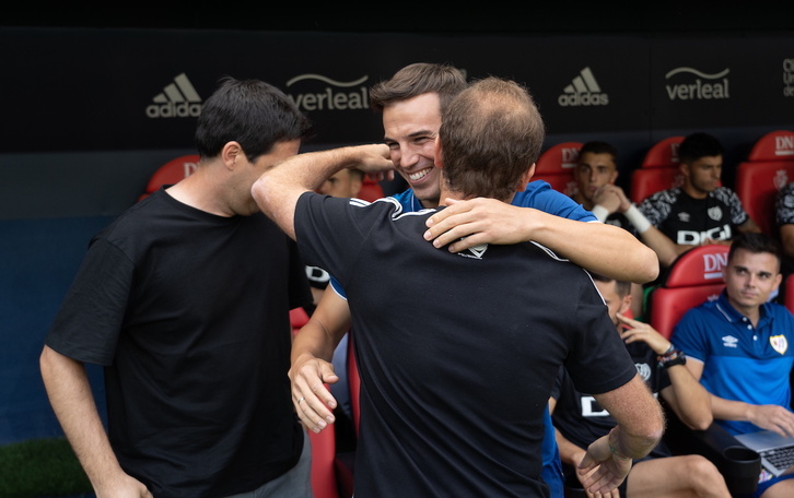 Iñigo Pérez se abraza con Arrasate cuando el iruindarra era segundo de Andoni Iraola en el Rayo.