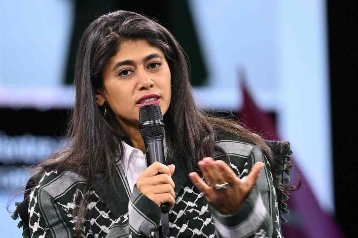 Rima Hassan porta el pañuelo palestino en un mitin en la localidad de Villepinte, a las afueras de París.