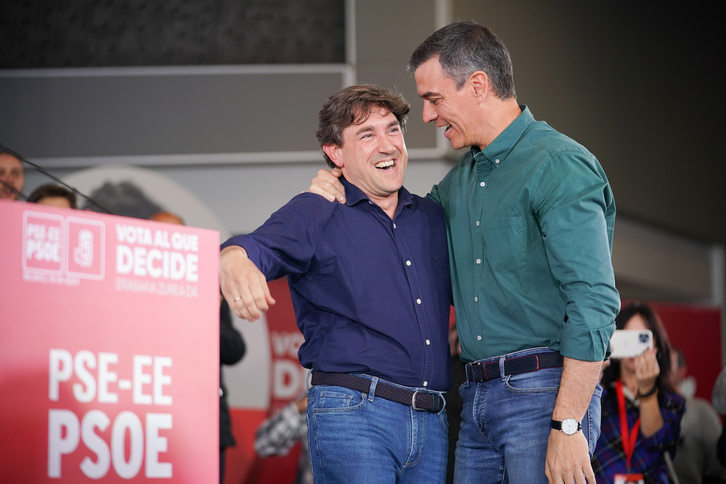 Eneko Andueza junto a Pedro Sánchez en Bilbo, en el acto de cierre de campaña.