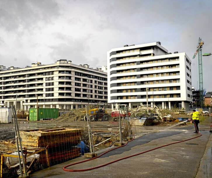 Viviendas en construcción en Zarautz.