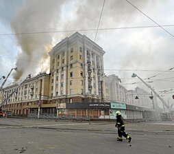 Labores de extinción de un incendio en un edificio atacado con misiles por Rusia en Dnipropetrovsk.