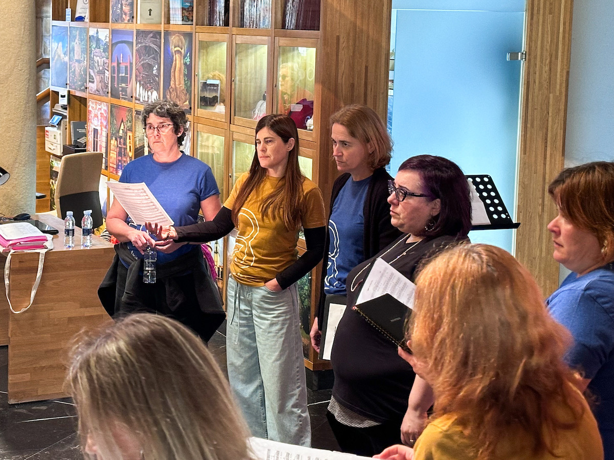 Miren Gorrotxategi, ensayando con su coro en Durango. (ELKARREKIN PODEMOS)