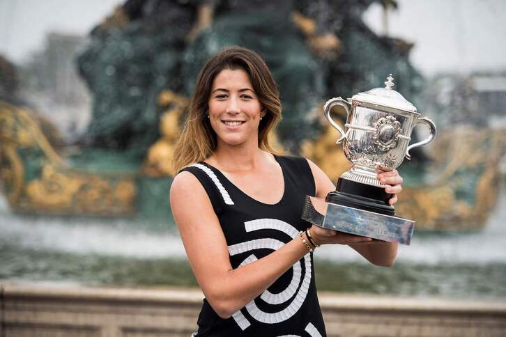 Garbiñe Muguruza, con su trofeo de Roland Garros en 2016.