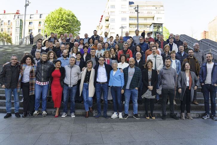 Pello Otxandiano, con alcaldes y alcaldesas de EH Bildu el viernes en Bilbo.