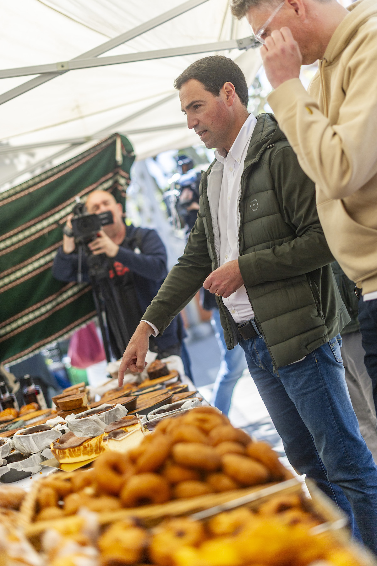 Imanol Pradales, Portugaleteko azokan, gozoak aukeratzen. (Jaizki FONTANEDA/FOKU)