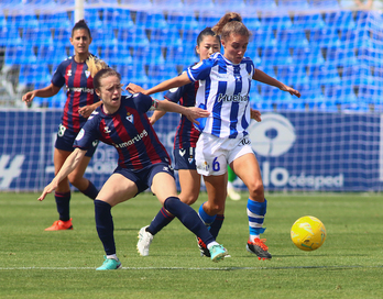 Arene y Cienfu en una acción del encuentro que ha enfrentado a Eibar y Sporting.