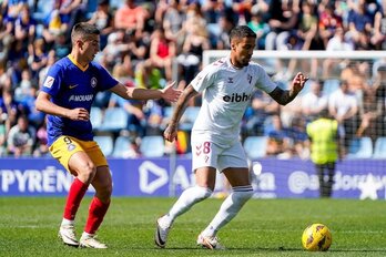 Matheus controla el balón ante Karrikaburu durante el partido contra el Andorra de la semana pasada en el que se impusieron los armeros.