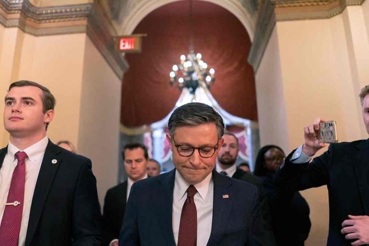 Mike Johnson, presidente republicano en la cámara, ha sido felicitado personalmente por Zelenski por dar este paso.