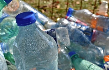 Botellas de plástico, uno de los peligros que acechan a la salud humana, según Manuel Maqueda.