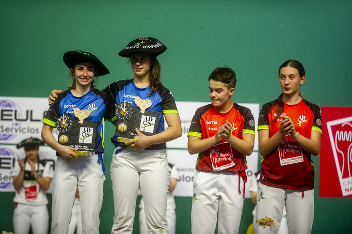 Ruiz de Infante eta Galeano pozarren, asko landutako txapelak buruan dituztela.