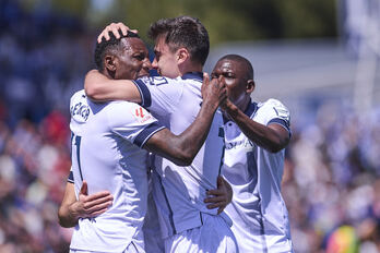Barrenetxea y Becker celebran el gol que ha abieto el marcador en Getafe.
