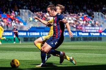 Bautista, que ha adelantado al Eibar justo antes del descanso, avanza presionado por un rival.