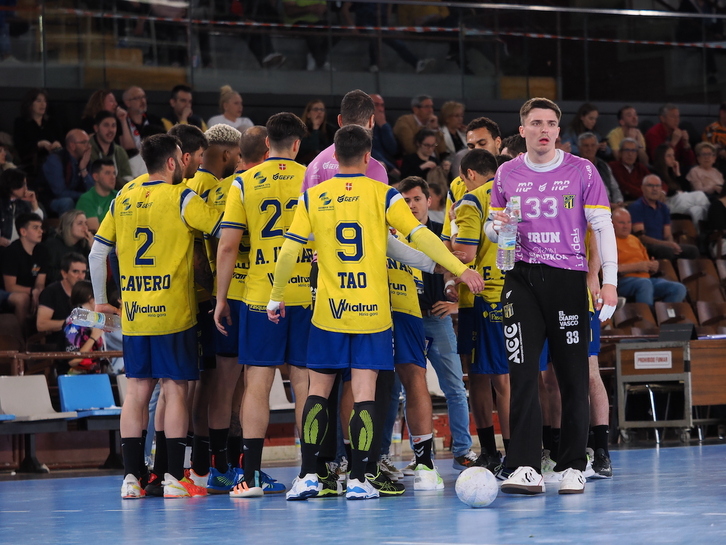 Los jugadores del Bidasoa hacen piña en el duelo ante Ademar.