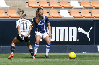 Emma encara a Maca Portales.