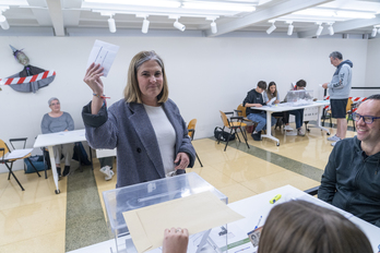 Nerea Kortajarena, EH Bilduren Gipuzkoako zerrendaburua, Donostian botoa eman duen unean.