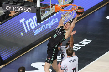 De Ridder intenta machacar en el aro.