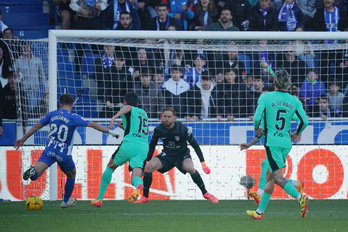 Giuliano, la gran sorpresa del once albiazul con su primera titularidad, ejecuta un disparo que ha salido fuera.