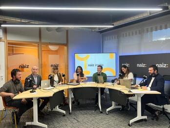 Eguzki Urteaga, Estitxu Garai, Zuriñe Rodriguez eta  Mikel Urdangarin analistak. Ondoan, Oihana Azkue eta Peli Lekuona aurkezleak