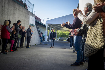 Pello Otxandiano encabezaba la lista de EH Bildu en Araba. En la imagen, llegando al colegio electoral de Otxandio, donde ha votado. 